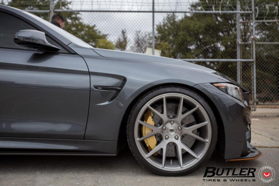 Детали экстерьера BMW M4 Coupe on Vossen Wheels (VPS-306) 2017 года  (фото 30 из 38)